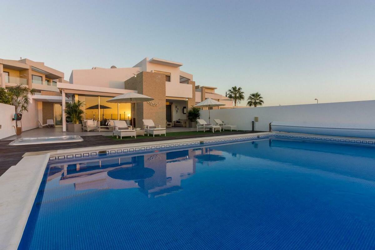 Villa White Whale Адехе Екстериор снимка