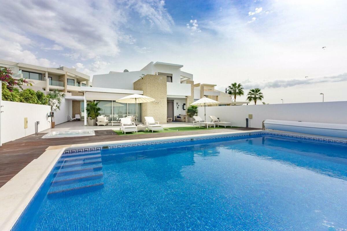 Villa White Whale Адехе Екстериор снимка