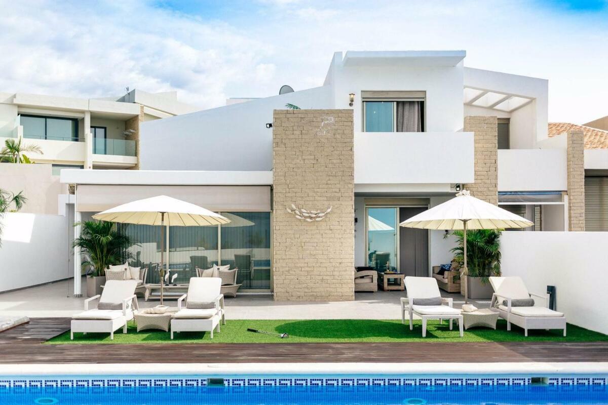 Villa White Whale Адехе Екстериор снимка