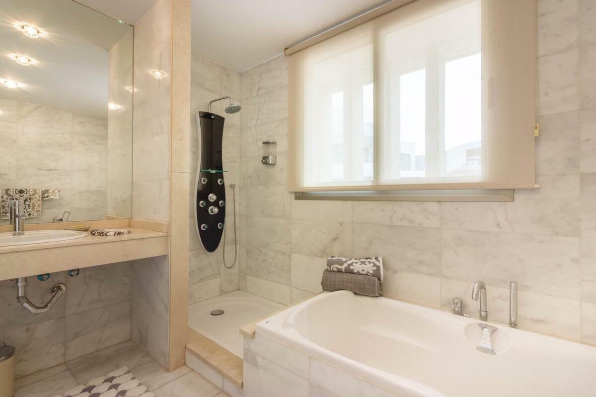 Villa White Whale Адехе Екстериор снимка