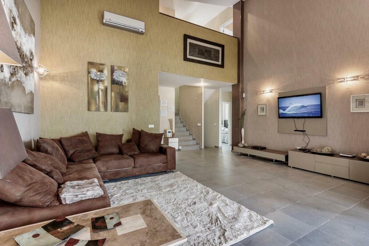Villa White Whale Адехе Екстериор снимка