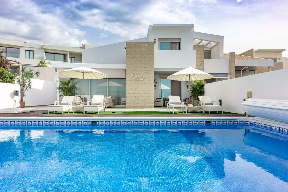Villa White Whale Адехе Екстериор снимка