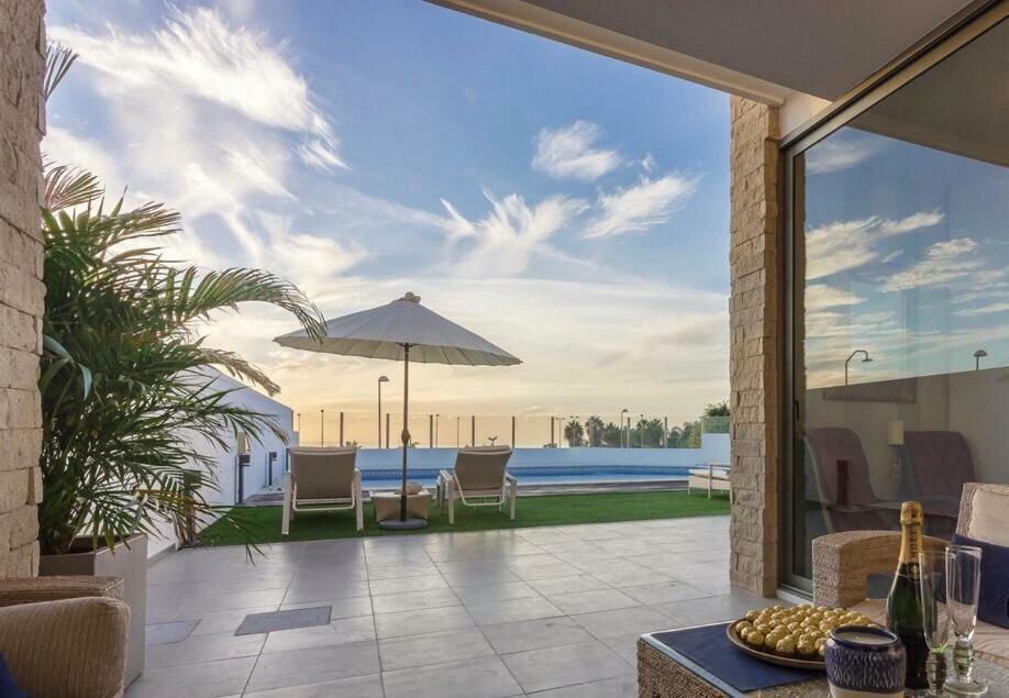 Villa White Whale Адехе Екстериор снимка